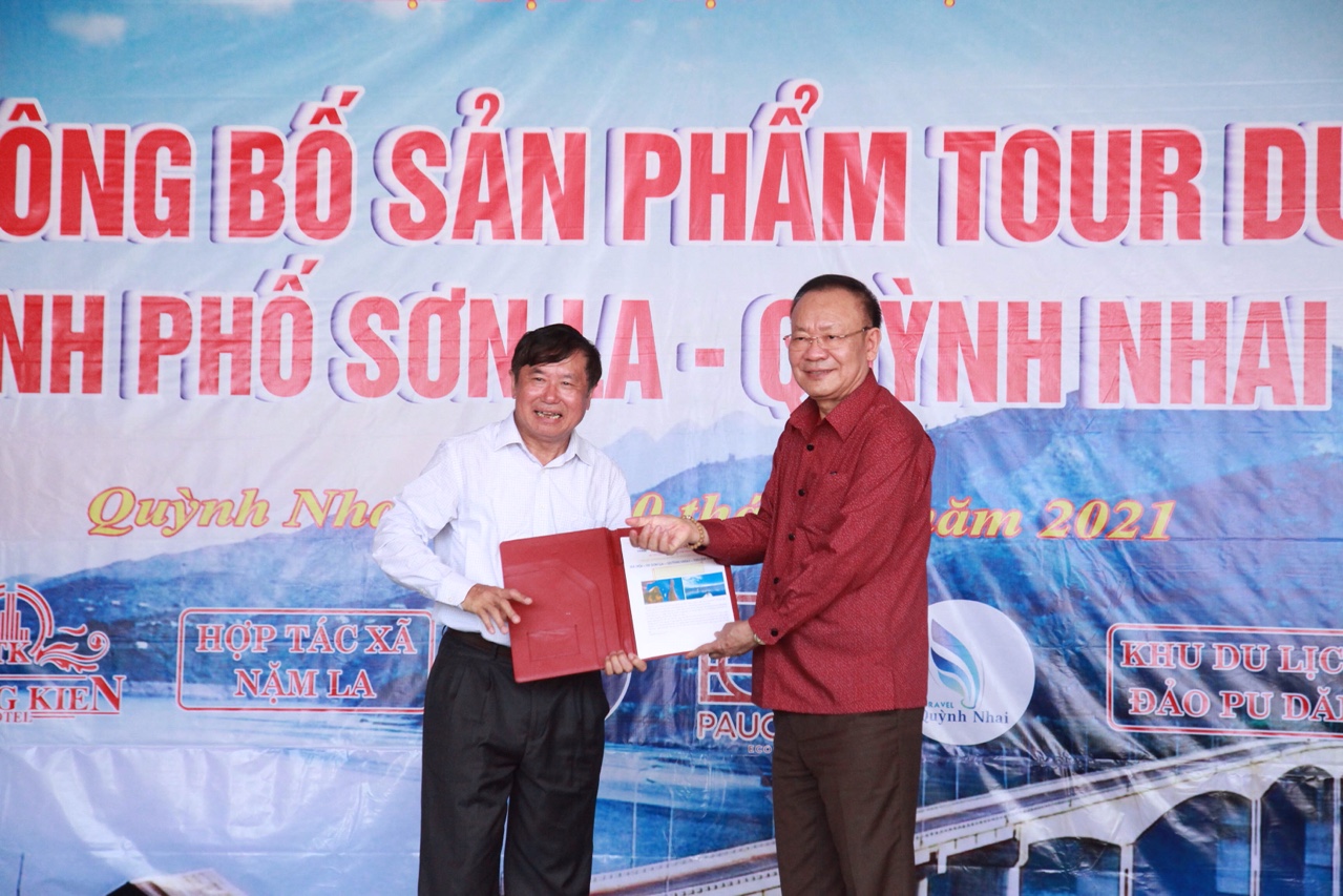 Ông Nguyễn Mạnh Thản - Chủ tịch Hiệp hội Du lịch Hà Nội trao sản phẩm tour mới cho Hiệp hội Du lịch Sơn La